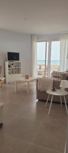 - un salon avec un canapé et une table dans l'établissement Apartamento con vistas en Gran Canet, à Canet d'En Berenguer