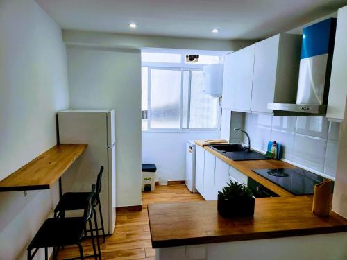 Central & renovated 3-bedroom flat