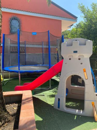 um parque infantil com um escorrega e um equipamento de brincar em Casa vacanza tra Etna e Taormina Villa Ginevra em Piedimonte Etneo