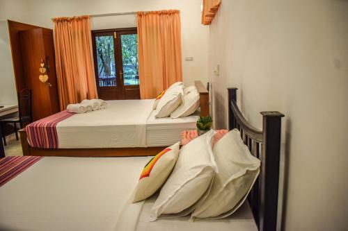 Uma cama ou camas num quarto em Lawrence Villa