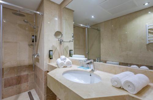 a bathroom with a sink and a shower at Marins Playa in Cala Millor