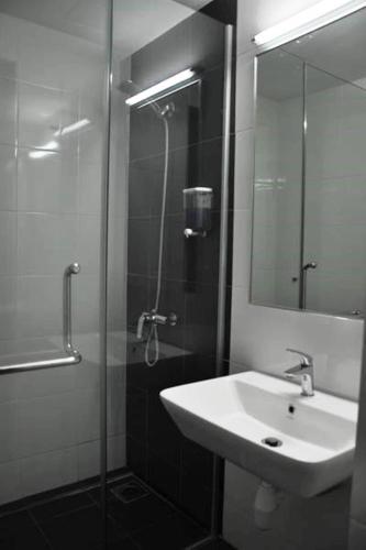 Ένα μπάνιο στο Temasek Hotel