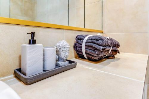 ein Bad mit einem Waschbecken und einem Handtuch in der Unterkunft Unique 2 bed 2 bath Victorian flat Regents Park in London