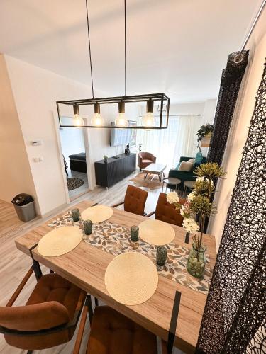 Un comedor con mesa y sillas de madera. en Holiday Flat, en Liptovský Mikuláš
