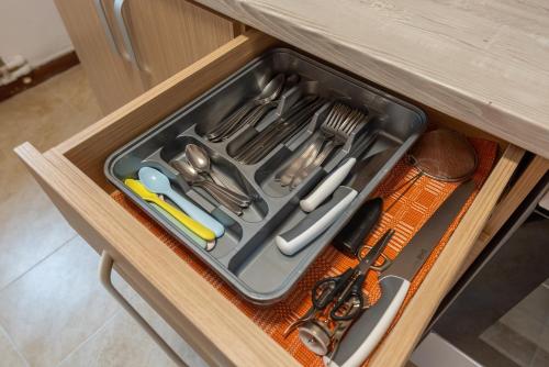 a drawer filled with utensils in a cabinet at Park apartman - központi, csendes, családbarát in Odorheiu Secuiesc