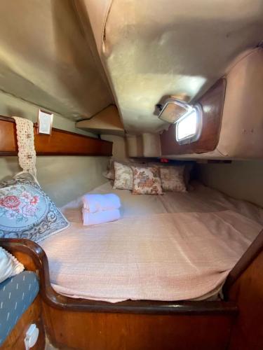 Ένα ή περισσότερα κρεβάτια σε δωμάτιο στο Alojamiento en Velero Ilha Grande