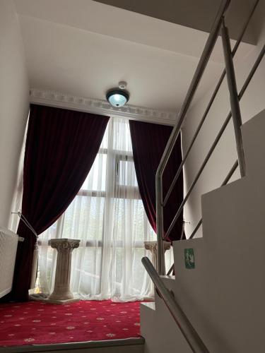 Ένα ή περισσότερα κρεβάτια σε δωμάτιο στο Pensiunea Casa Simoni