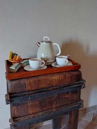 a tea pot and two cups on a wooden table at Ca' Növa in Valverde Pavia