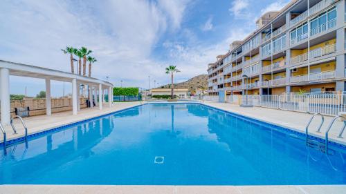 a swimming pool at a hotel with palm trees at Piso en El Poblet 3 dormitorios in El Campello