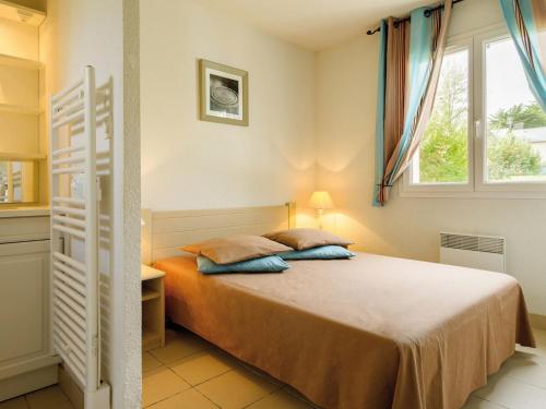 1 dormitorio con 1 cama con 2 almohadas en Pleasant Breton holiday home near the bay of Douarnenez, en Crozon