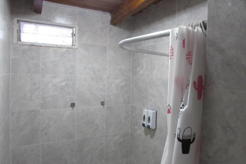 a bathroom with a shower with a white shower curtain at Casa 2 Dormitorios Céntrica in Belén