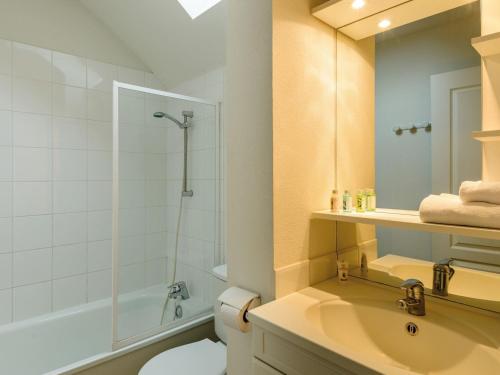 une salle de bain avec un lavabo, une douche et des toilettes dans l'établissement Chic Breton Maisonette, à Crozon