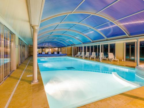 une grande piscine avec un plafond voûté dans l'établissement Chic Breton Maisonette, à Crozon
