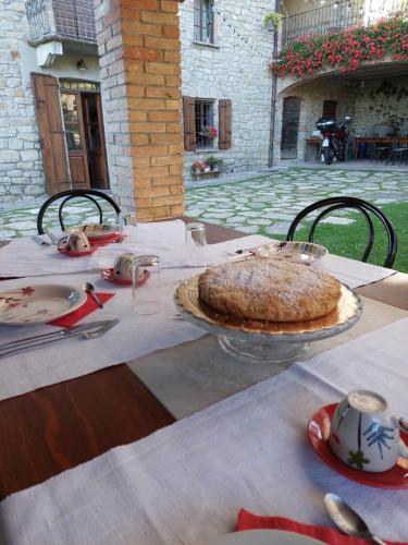 una mesa con un pastel encima en Ca' Növa, en Valverde Pavia