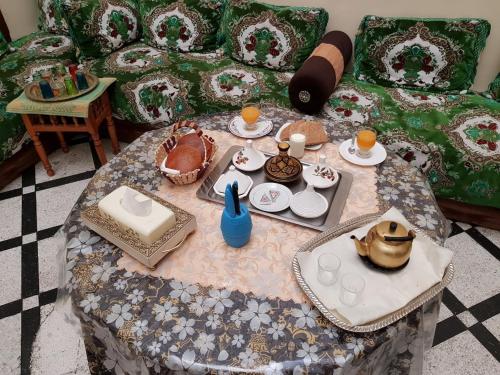 uma sala de estar com uma mesa com um conjunto de chá em Dar zerhane em Fez