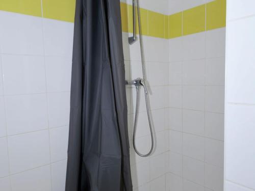 a shower with a black shower curtain in a bathroom at Amazing apartment in the resort of Carcans Océan in Carcans