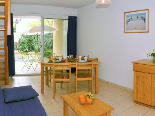 un salon avec une table et une salle à manger dans l'établissement Apartment in Carcans near Sandy Beach, à Carcans