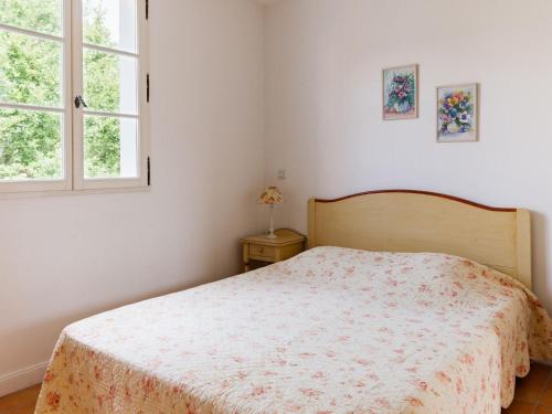 une chambre avec un lit et deux fenêtres dans l'établissement Holiday Home with a dishwasher, in Provence, à Callian