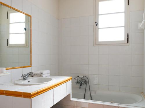 une salle de bain avec un lavabo, une baignoire et un miroir dans l'établissement Holiday Home in Fayence with Pool & Tennis, à Callian