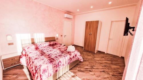 a bedroom with a bed with a pink blanket at La dolce vita in Agerola