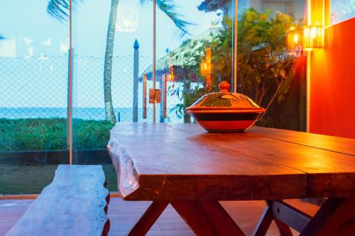 een kom op een houten tafel bij Chales Maragogi in Maragogi