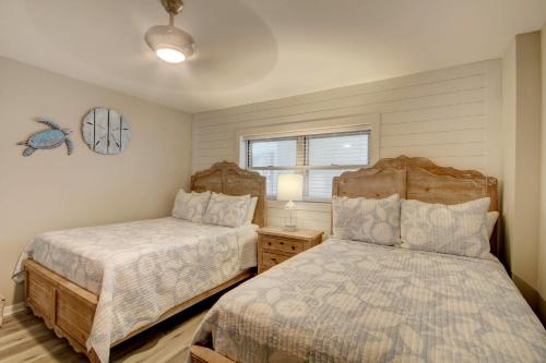 um quarto com 2 camas e uma janela em El Matador 430 - Third floor unit em Fort Walton Beach
