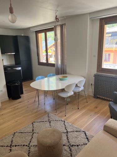 een woonkamer met een witte tafel en stoelen bij Appartement Oliver in Chamonix-Mont-Blanc