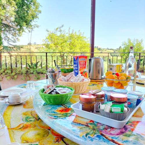 een tafel met voedsel en andere voedingsmiddelen erop bij CA' DEI GELSI B & B in Coriano