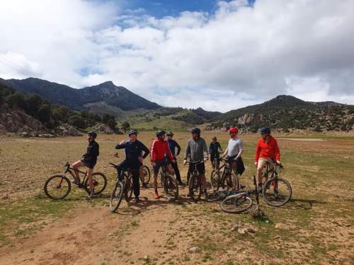 un grupo de personas montando bicicletas en un camino de tierra en Gîte Dayet Chiker, en Taza