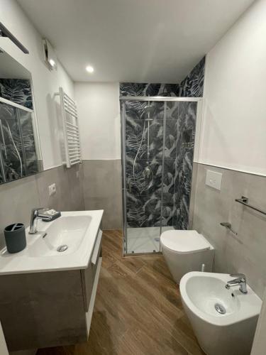 y baño con lavabo, aseo y ducha. en Maiolica Apartment en Caltanissetta