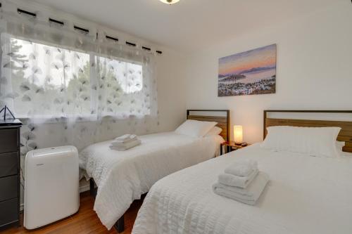 Säng eller sängar i ett rum på Luxe Kenmore Retreat with Shared Hot Tub Near Lake!