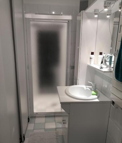 une salle de bain blanche avec un lavabo et une douche dans l'établissement Domaine de Meyney, à Villegouge