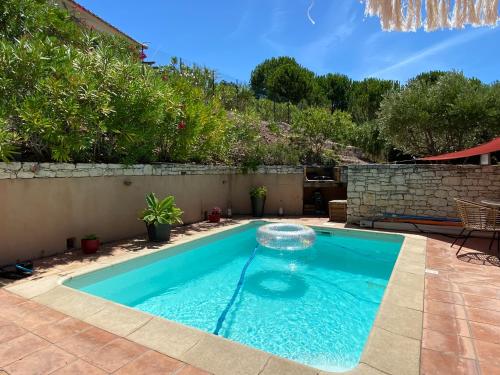 une piscine dans l'arrière-cour d'une maison dans l'établissement Sérénité & vue sur MER, à Saint-Florent