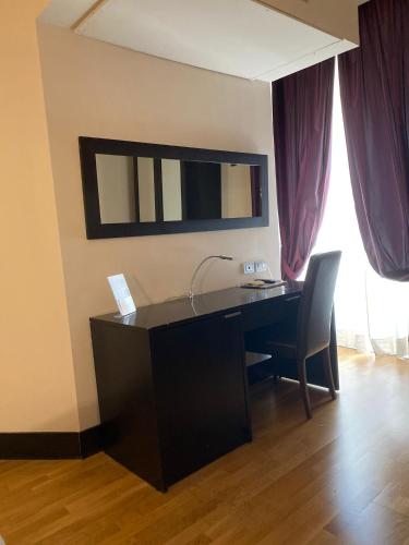 an office with a desk and a chair in a room at MH Design Hotel in Naples