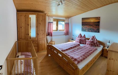 ein Schlafzimmer mit einem großen Bett in einem Zimmer in der Unterkunft Essleggerhof in Fachau