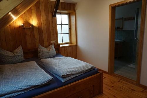 um quarto com uma cama e uma cabina de duche em vidro em Stöckigtsmühle em Grochwitz