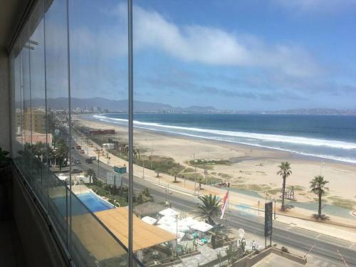 a view of a beach and the ocean from a building at Sobre línea de Playa, Maravillosa Vista al mar 2B/2B-Wifi-TV70´Netf- Estacionamiento propio in La Serena