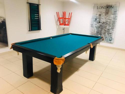 a pool table sitting on top of a floor at Sobre línea de Playa, Maravillosa Vista al mar 2B/2B-Wifi-TV70´Netf- Estacionamiento propio in La Serena