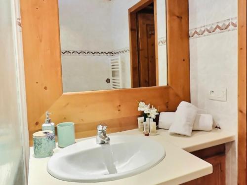 La salle de bains est pourvue d'un lavabo blanc et d'un miroir. dans l'établissement Studio Val-d'Isère, 1 pièce, 3 personnes - FR-1-411-200, à Val dʼIsère