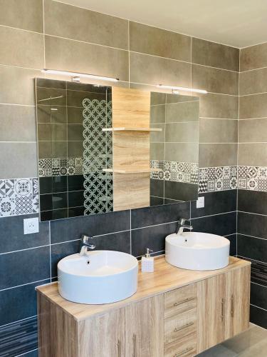 a bathroom with two sinks and a mirror at TENAT ER VORC'H - Maison neuve Erdeven - KC3 in Erdeven