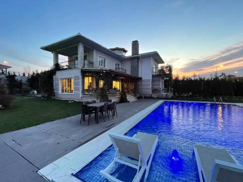 una casa con piscina frente a una casa en Villa Greensea, en Büyükçekmece