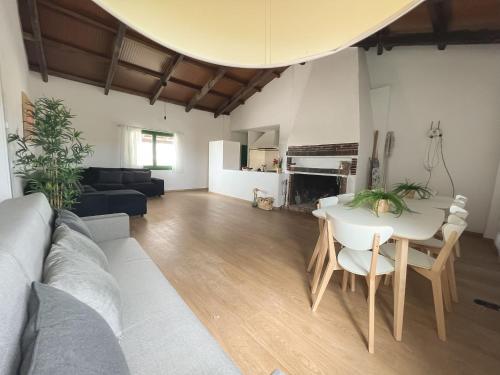 デルテブレにあるMASIA BLANCAのテーブルとソファのあるリビングルーム