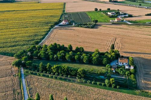 uma vista aérea de uma exploração com um comboio num campo em Silos Torrenova suite em Potenza Picena