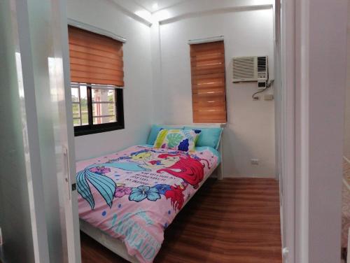ein kleines Schlafzimmer mit einem Bett in einem Zimmer in der Unterkunft Casa Honorio in Pila