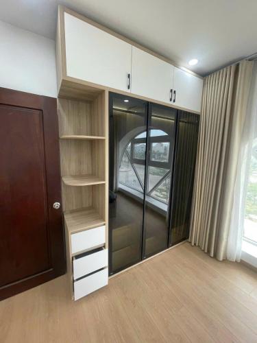 Habitación con armario con estanterías y puerta en Căn hộ khách sạn Minh Linh Huế, en Thôn Dương Phẩm