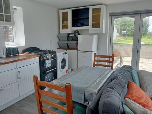 Kuchyň nebo kuchyňský kout v ubytování Teach Beag, Gortaforia, Kells, V23 N978