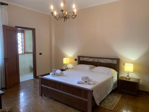 1 dormitorio con 1 cama con 2 toallas en Casa Donna Gilda by Holiday World, en San Cesario di Lecce