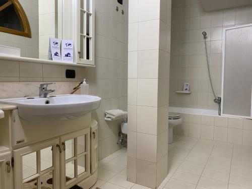 y baño con lavabo y aseo. en Casa Donna Gilda by Holiday World, en San Cesario di Lecce