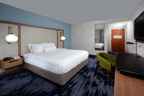 Телевизор и/или развлекательный центр в Fairfield Inn Greensboro Airport