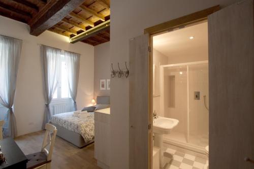 una camera con letto e un bagno con doccia di Apartment Ripa 17 a Roma